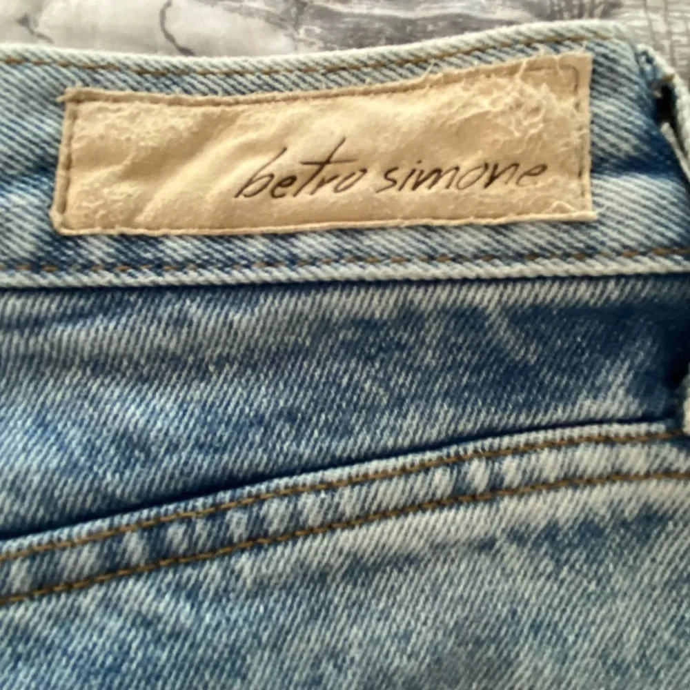 Betro Simone Women's Straight Leg Distressed Button Fly Jeans 30